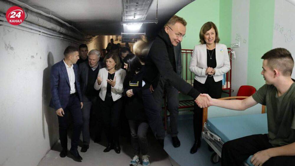 Во Львов приехала вице-президент Еврокомиссии: вместе с Садовым посетила центр "Несокрушимые"