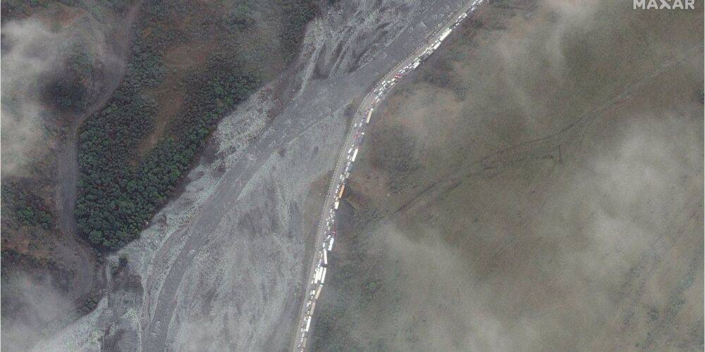 Колонну российских уклонистов на границе с Грузией видно из космоса — фото со спутника