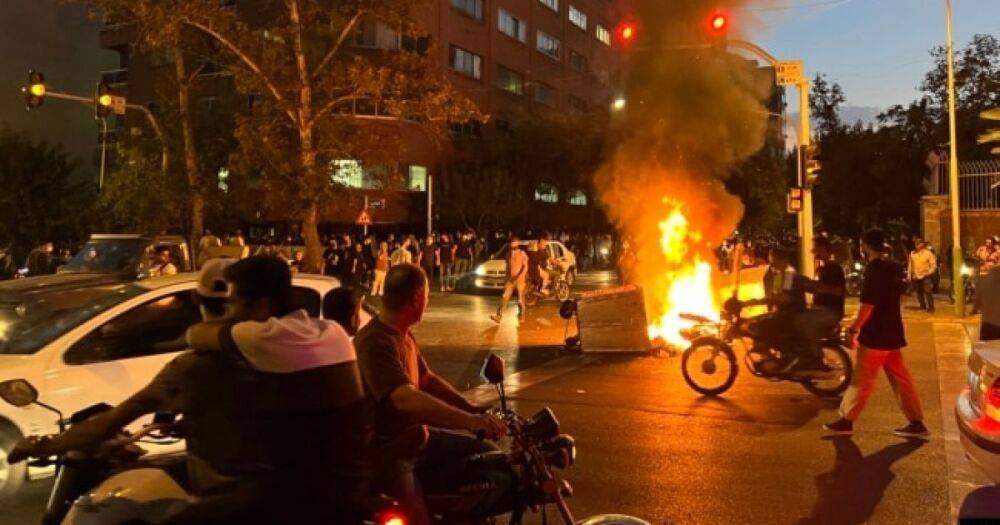 Протесты в Иране продолжаются: погибли уже более 50 человек, 1200 арестовано, — СМИ