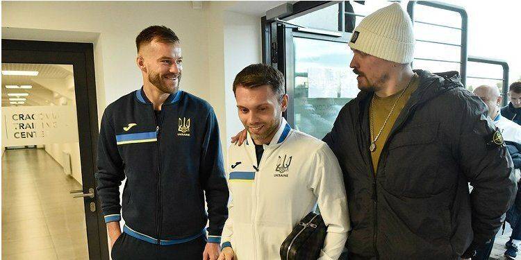 Усик посетил тренировку сборной Украины перед решающим матчем в Лиге наций — видео