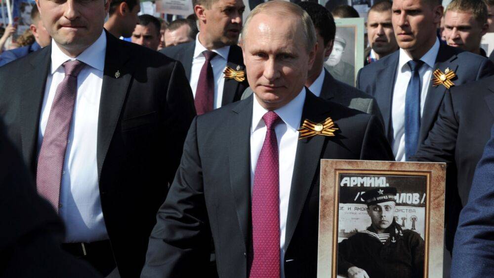 "Ваш сын безобразно себя ведёт": записка на могиле родителей Путина