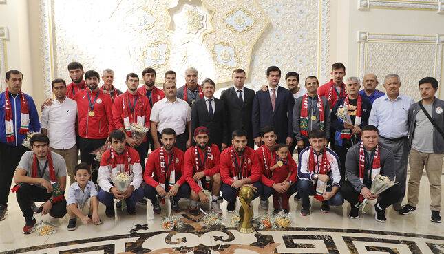 Национальная сборная Таджикистана вернулась в Душанбе с Кубком короля Таиланда