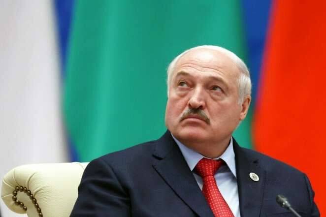 После с Путиным Лукашенко перевел силовые структуры Беларуси в усиленный режим несения службы. Что происходит?