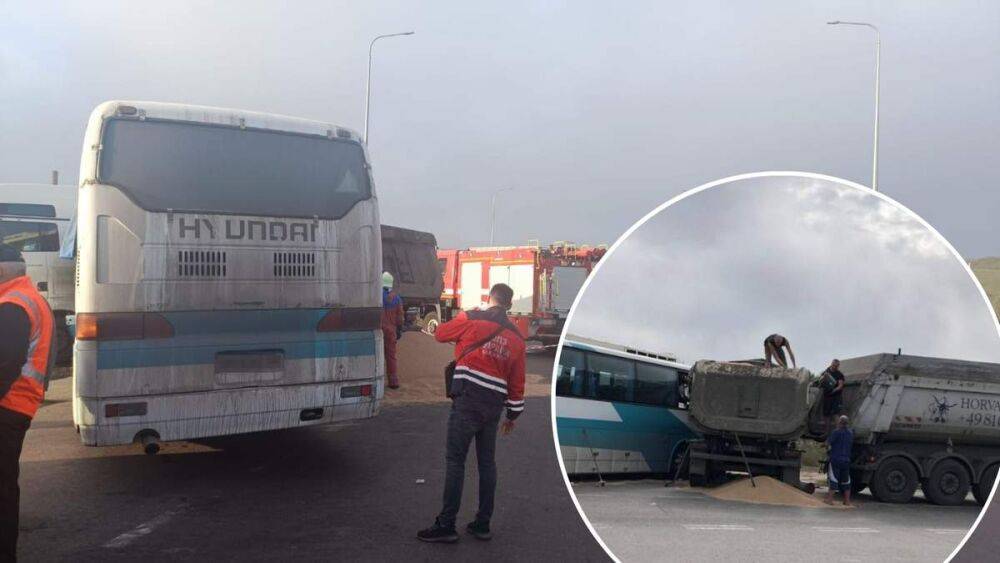 В Одесской области не разминулись грузовик и пассажирский автобус: пострадали почти 20 человек
