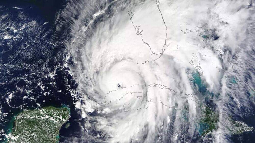 Вид со спутника на ужасный ураган "Ян", грозящий катастрофическими разрушениями во Флориде