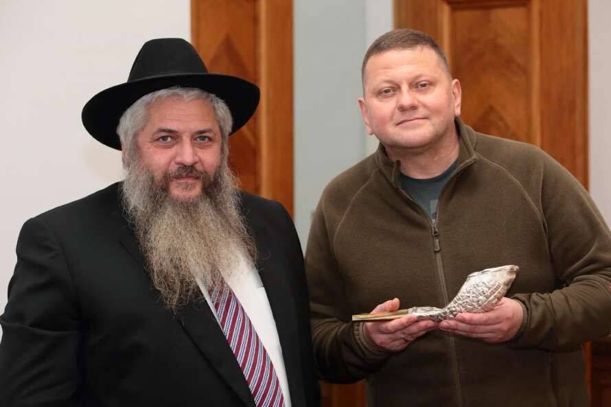 Залужний зустрівся з Головним рабином України і подякував за лікування наших поранених воїнів в Ізраїлі