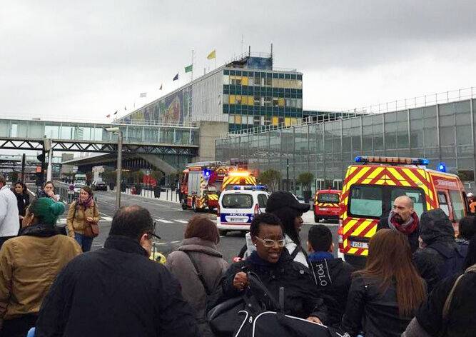 Неизвестный напал на военный патруль в аэропорту Парижа