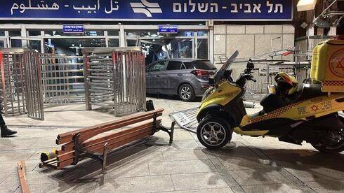 Видео: машина въехала в вестибюль станции Ха-Шалом в Тель-Авиве