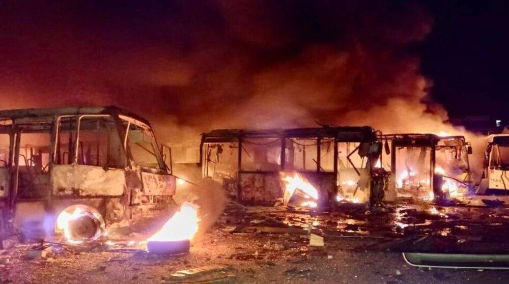 Ракетный удар по Днепру: сгорело больше 100 автобусов, погиб человек