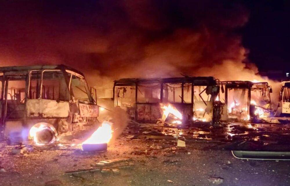 Ракетний удар по Дніпру: згоріло понад 100 автобусів, загинула людина