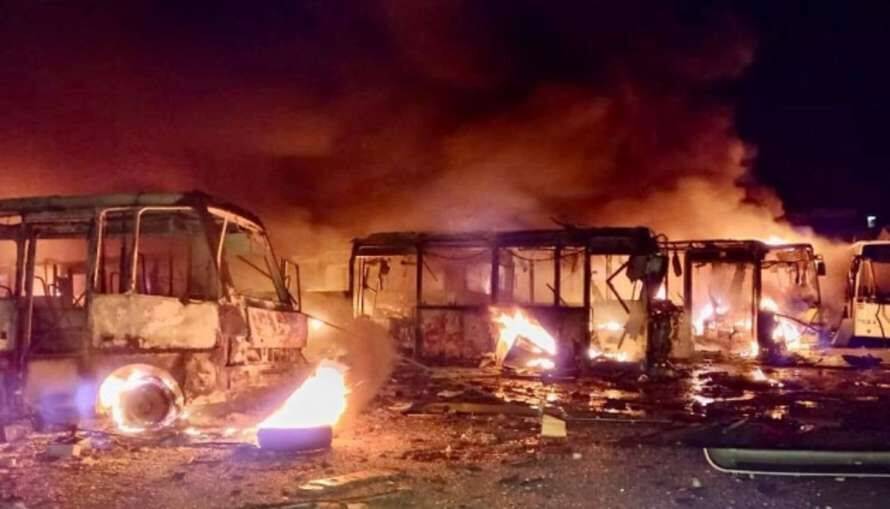 Рашисти вдарили «Іскандерами» по Дніпру: є загиблі, згоріло понад 100 автобусів