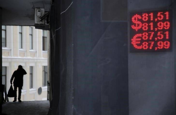 Евро на торгах "Московской биржи" опустился до 52,5 руб.