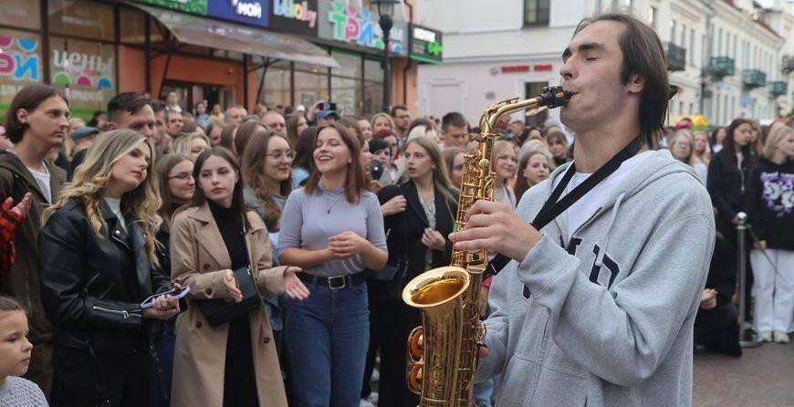 ФОТОФАКТ: Учащиеся Гродненского музыкального колледжа устроили флешмоб на День города