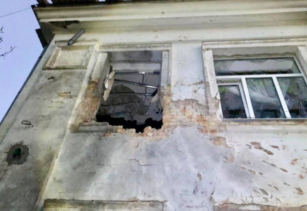 Російські окупанти обстріляли Нікополь: пошкоджено будинки, гімназію, спортивну школу, магазин та кафе
