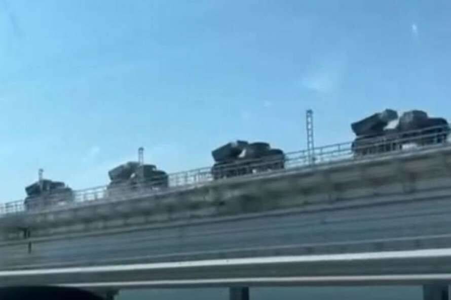 РФ перекидає через Кримський міст ешелони з військовою технікою (ВІДЕО)