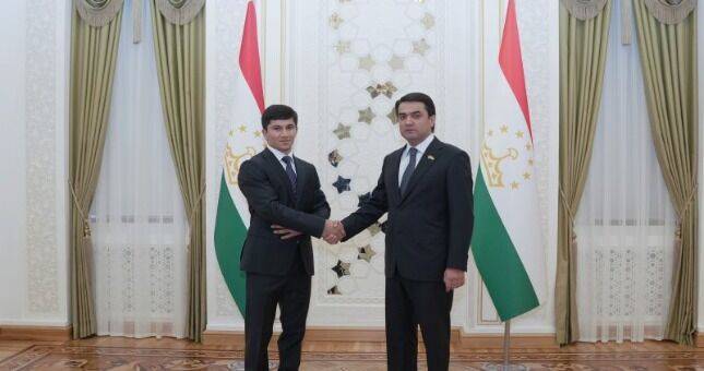 Председатель города Душанбе подарил таджикскому спортсмену Эмомалии Нурали двухкомнатную квартиру