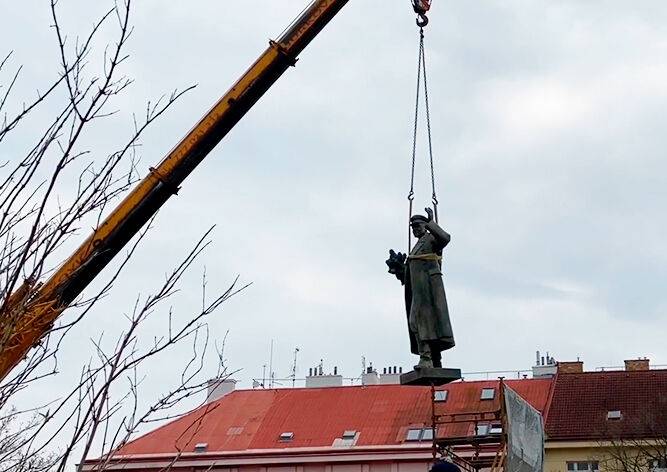В Праге демонтировали памятник Коневу: видео