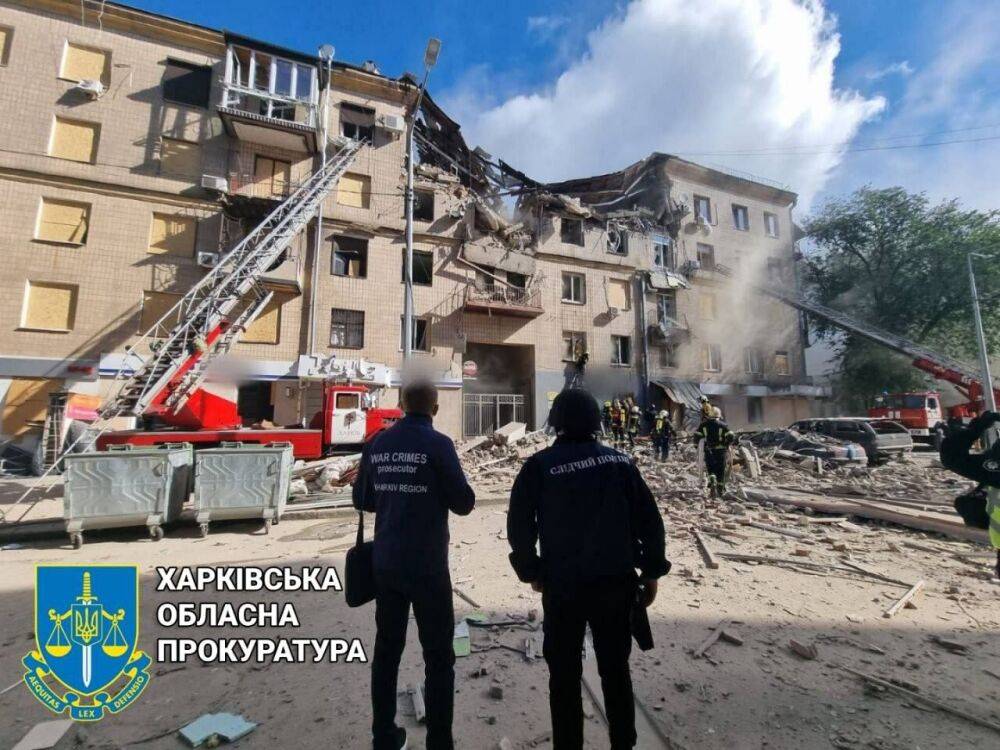 В центре Харькове спасатели разбирают руины на местах утренних "прилетов", из-под завалов достали трех человек