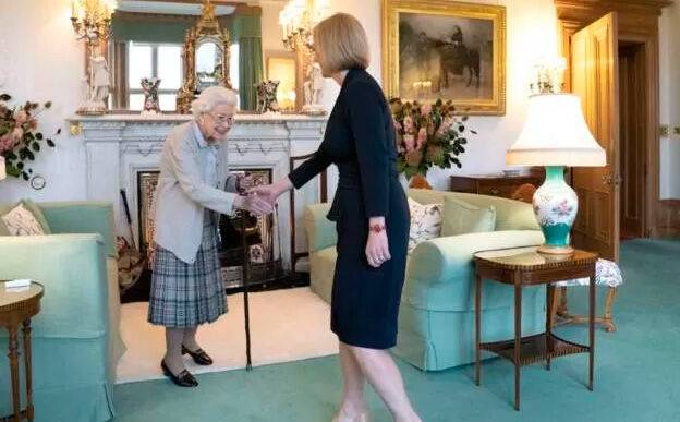Ліз Трасс зустрілась з королевою і очолила британський уряд