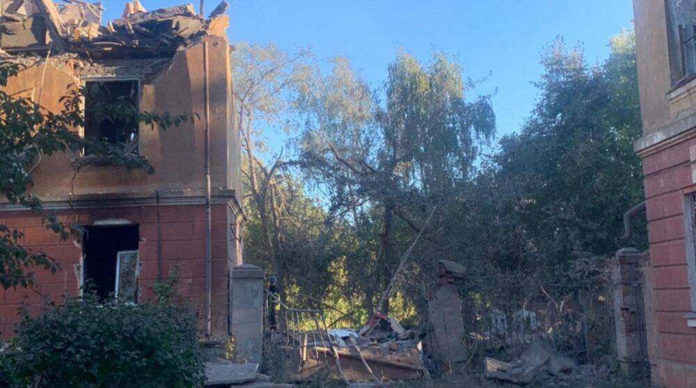 В Славянске в результате обстрела рухнул подъезд дома, под завалами могут быть люди