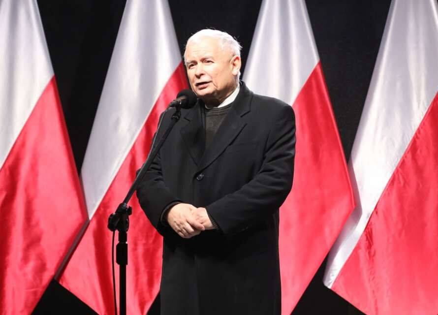 Найвпливовіший політик Польщі подав позов проти журналіста, який назвав його геєм