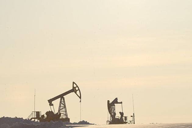 Мировые цены на нефть снижаются более чем на один процент на опасениях вокруг спроса