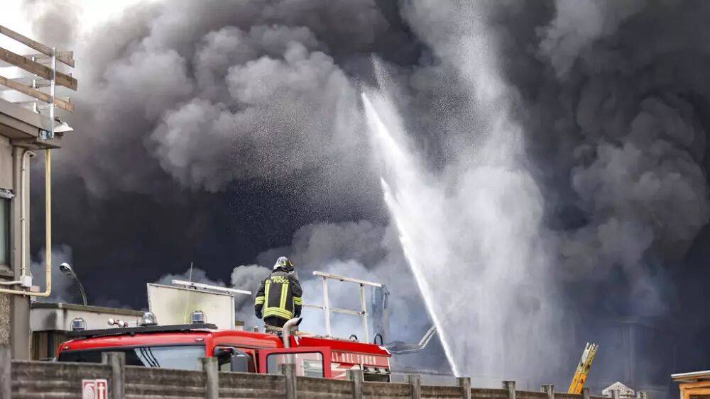 Италия: пожар на химическом заводе