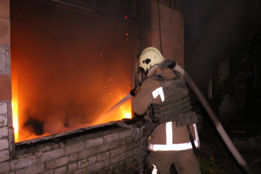 На Салтовке после ночного «прилета» началось четыре пожара (фото)