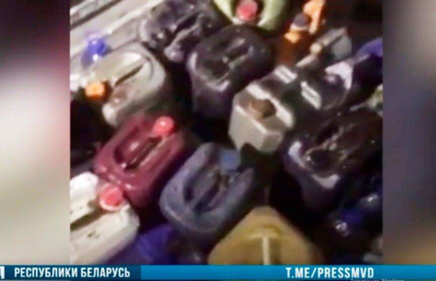 В Поставском районе правоохранители задержали механизатора, слившего почти тонну дизтоплива из служебного трактора