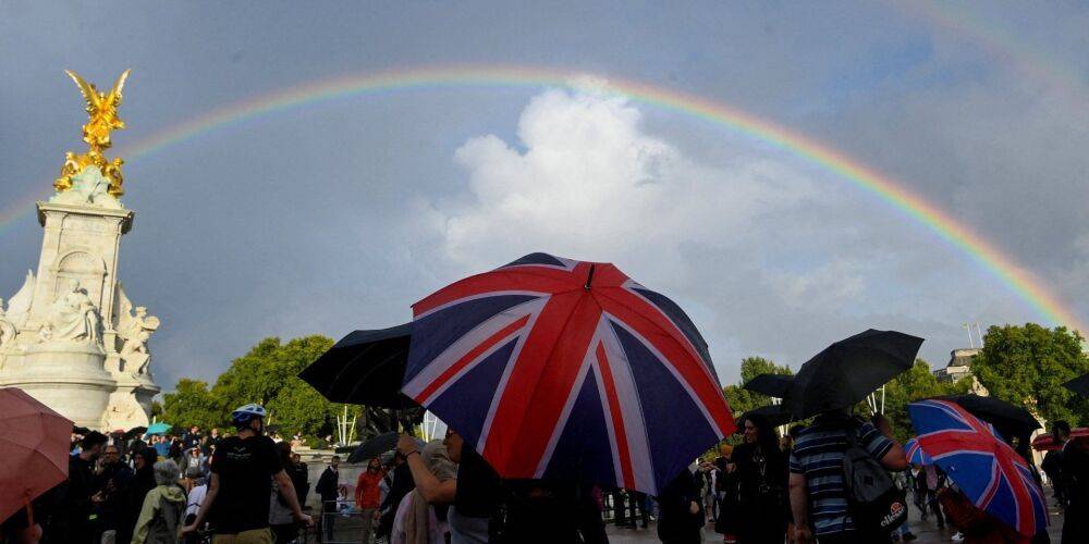«В честь ее красивой души». Над Букингемским дворцом появилась двойная радуга незадолго до объявления о смерти королевы