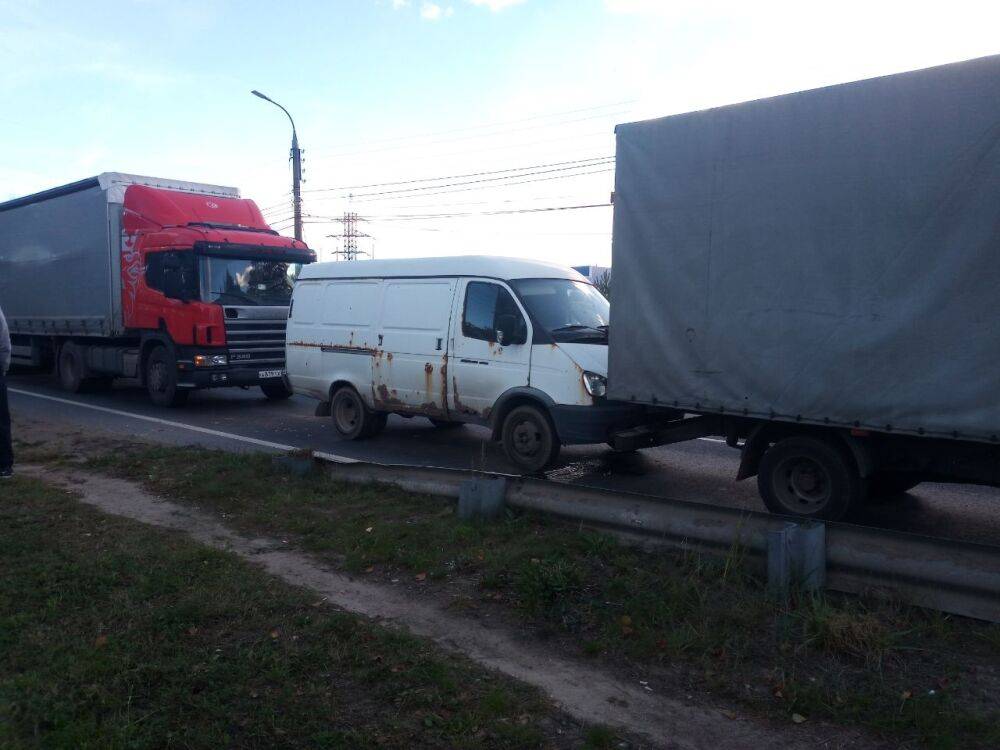 В ДТП на Московском шоссе в Твери пострадал водитель фургона