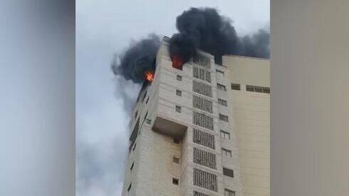 Видео: квартира загорелась в высотном доме в Бат-Яме