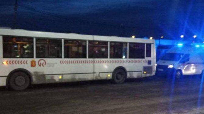 В Красноярске пенсионерка погибла, когда пыталась зайти в автобус