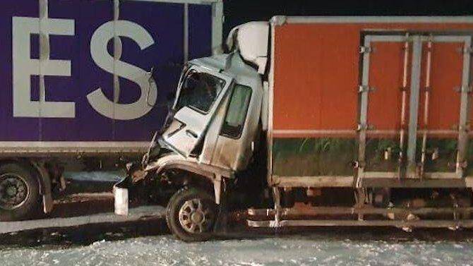 На трассе «Сибирь» грузовик врезался в стоящую фуру, водитель погиб