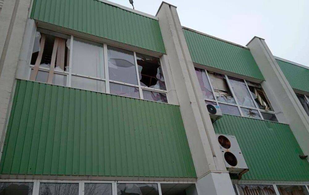 Воюють з наукою. Росіяни пошкодили будівлю університету в Херсоні під час обстрілу