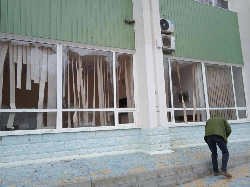 В Херсоне взрывы от обстрелов россиян повредили здание университета