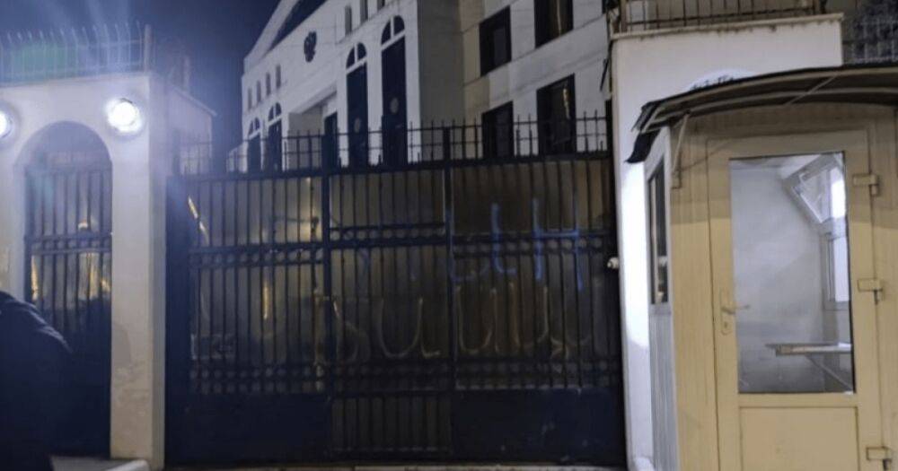 В Молдове оштрафовали россиянина за надпись "Путин убийца" на воротах посольства РФ (фото)