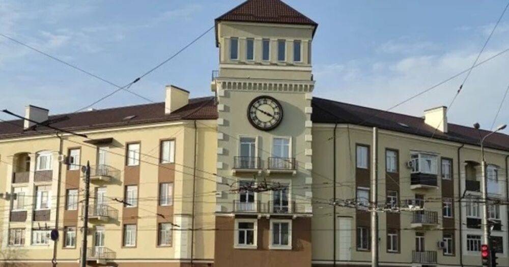 "Реконструкция от оккупантов": в Мариуполе снесли знаменитый "дом с часами" (фото)