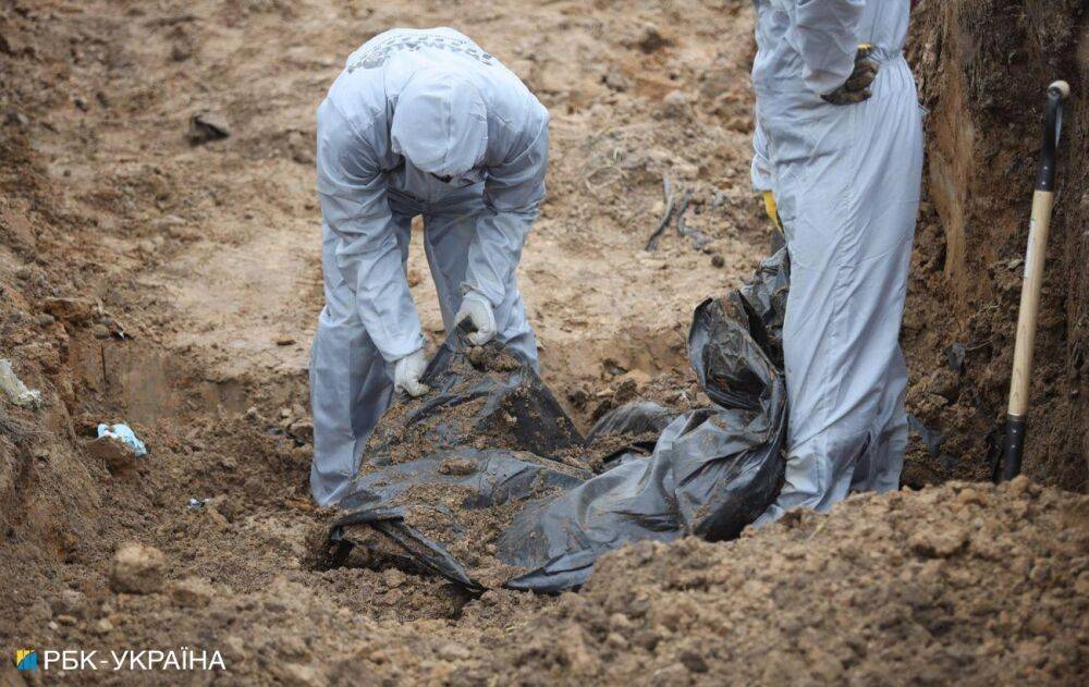 Під Ізюмом ексгумували тіло жінки, яка загинула від авіаудару РФ (фото)