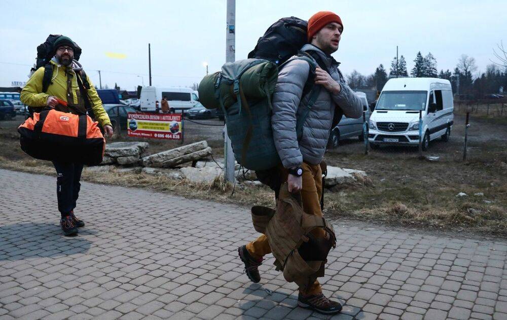 Чи випустять за кордон студентів, якщо ті повернуться в Україну: відповідь юриста