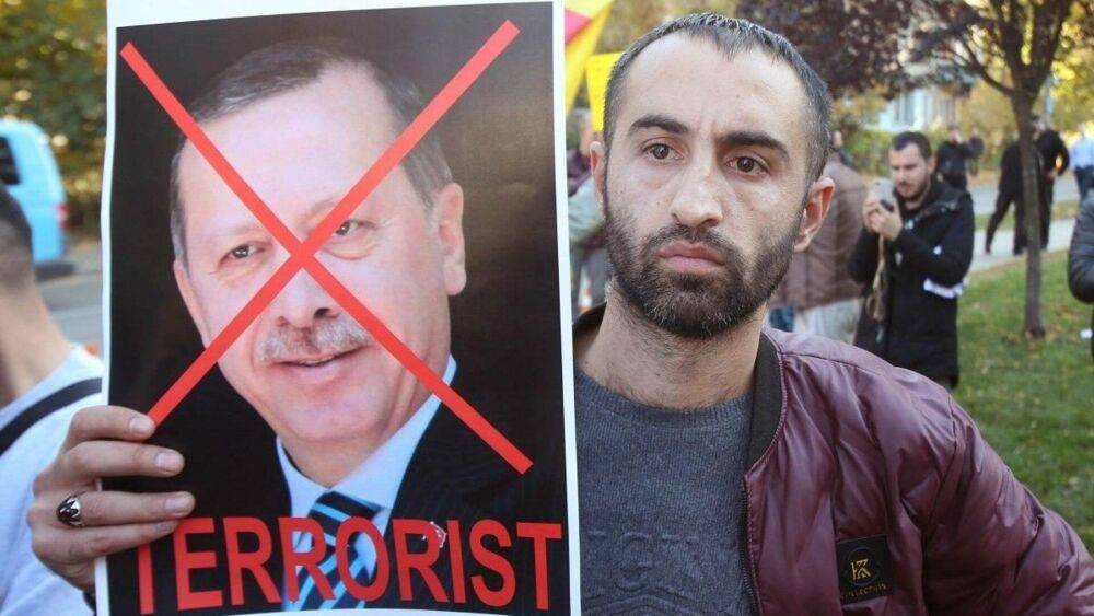 Турция возмущена: в Стокгольме курды повесили чучело президента Эрдогана