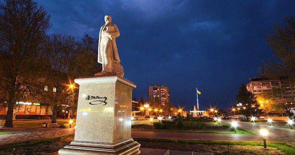 Оккупанты снесли памятник Шевченко в Мелитополе: в городе прогремел взрыв (ФОТО)