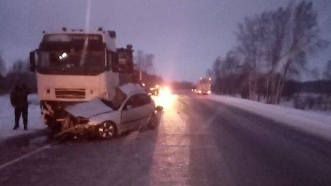 В ДТП с грузовиком под Новосибирском погибли юный водитель и его пассажир