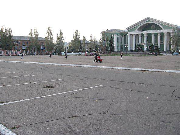 "Людей "тьма-тьмуща": як зараз виглядає центральна площа Сєвєродонецька