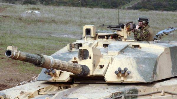 “Перейти от сдерживания к изгнанию”: что означает решение Лондона поставить Украине танки Challenger-2.