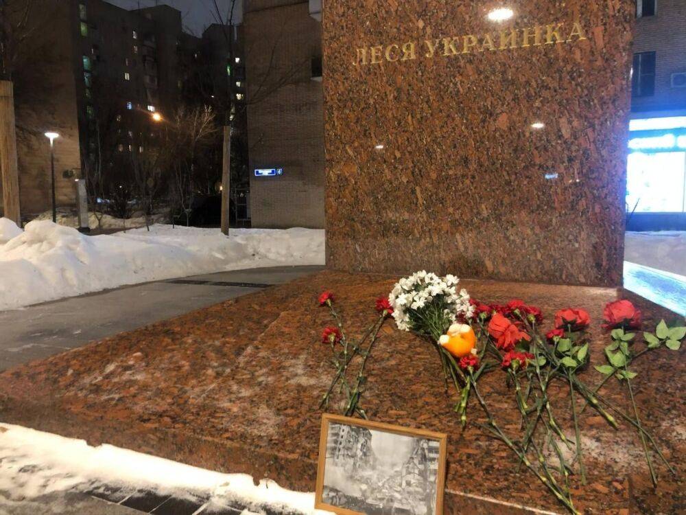 В Москве у памятника Лесе Украинке появились цветы и свечи в память о жертвах российского ракетного удара в Днепре