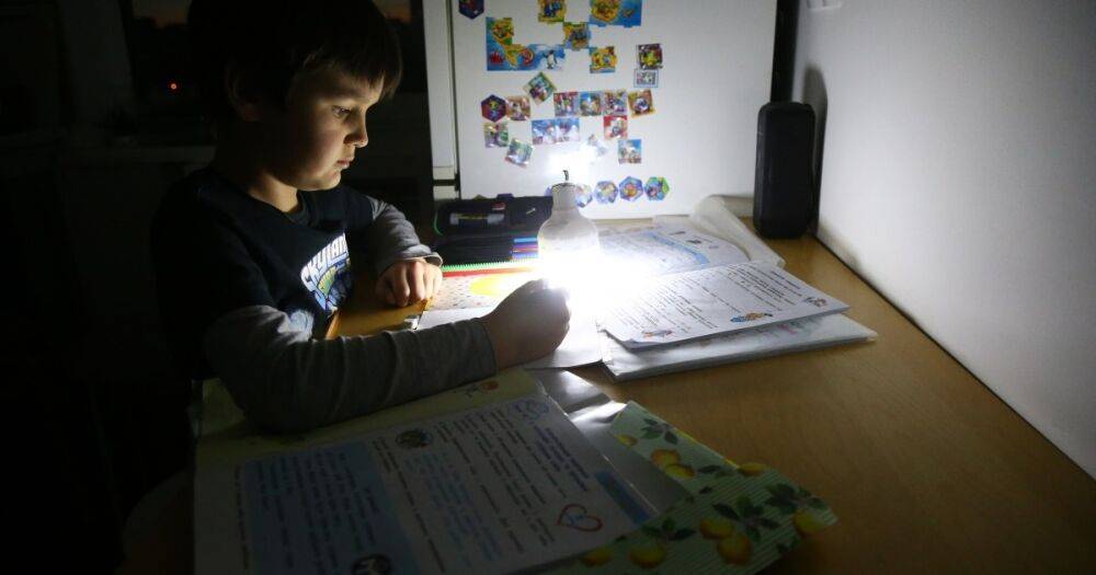 Экстренные отключения продолжаются: в каких регионах украинцы сидят без света