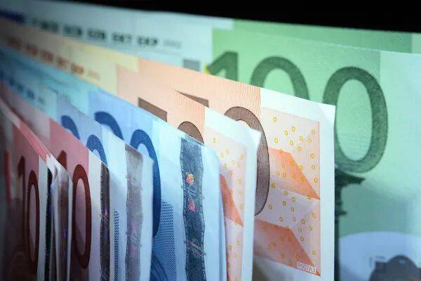 Официальный курс валют: Гривна укрепилась к евро