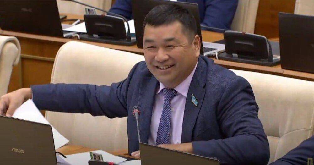 В Казахстане депутат признался в поддержке Путина: коллеги по парламенту лишат его мандата