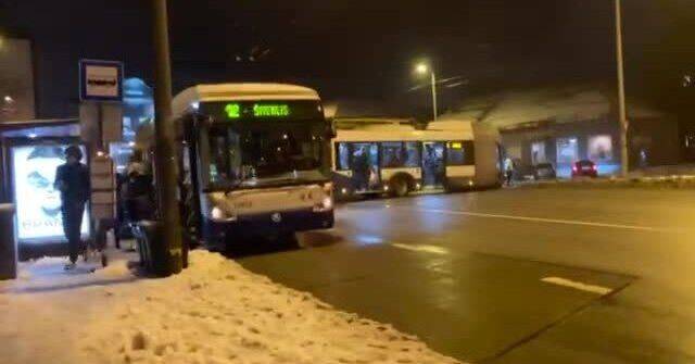 ВИДЕО: в центре Риги столкнулись два троллейбуса, есть пострадавшие